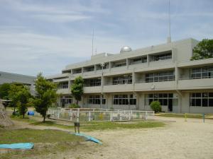 平岡小学校