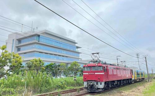 袖ケ浦市役所と赤い機関車