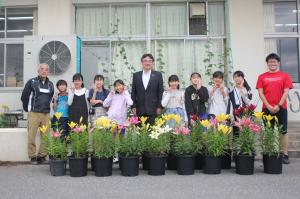 奈良輪小学校６年生との記念写真