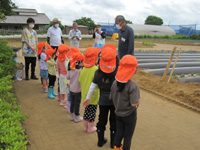 組合長がクニナ袖ケ浦保育園の園児達にあいさつをしている様子の写真