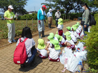 組合長が長浦保育園の園児達にあいさつをしている様子の写真