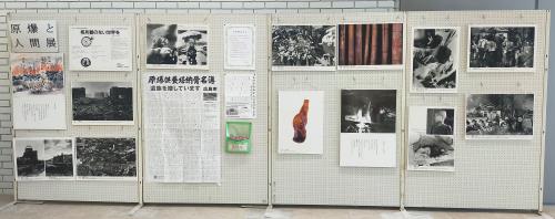 袖ケ浦市役所１階ロビーの被爆写真パネル展示の様子