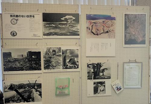 市民会館１階ロビー行った被爆写真パネルの展示の様子