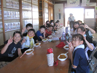 平岡小の生徒達がカレーライスを食べている様子の写真