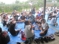昭和小の生徒達がカレーライスを食べている様子の写真