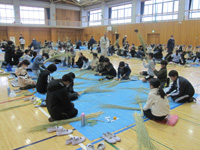 昭和小の生徒達がお飾り作りをしている様子の写真