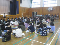 奈良輪小の生徒達が始めの会をしている様子の写真