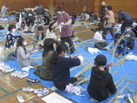 奈良輪小の生徒達がお飾り作りをしている様子の写真
