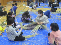 長浦小の生徒達がお飾り作りをしている様子の写真