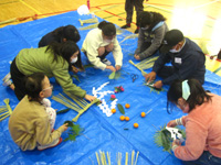 中川小の生徒達がお飾り作りをしている様子の写真