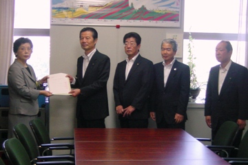 千葉県環境生活部長に要望書を手渡す袖ケ浦市長