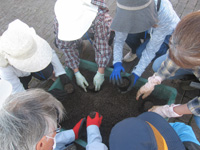 第10回、受講生が種まき培土をポットに入れている様子の写真