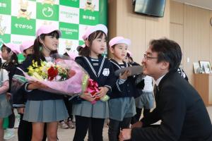 昭和保育園園児からの花束贈呈