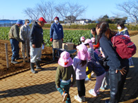 管理組合長が平川保育所の園児達にあいさつをしている様子の写真