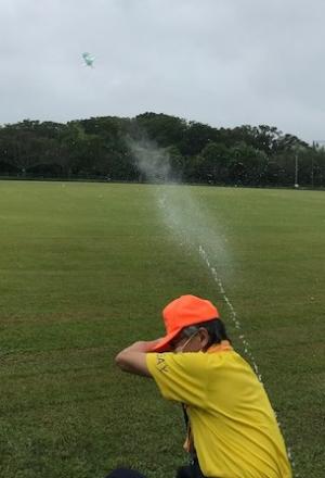 ペットボトルロケットを飛ばしている写真