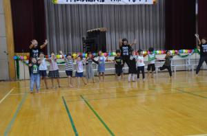 平川保育所の子どもたちによるダンスの写真