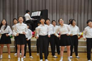 平岡小学校6年生による合唱の写真
