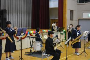 平川中学校吹奏楽部による演奏の写真