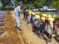 組合長が根形保育所の園児達にあいさつをしている様子の写真