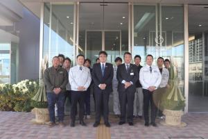 寄贈された門松と造園協同組合の皆さんと記念写真