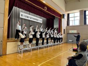 合唱している中学生