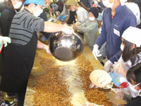 公募家族が大豆と麹を混ぜている様子の写真