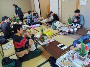 クリスマスアレンジをつくる親子の様子