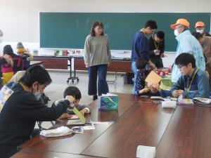 親子で取り組む様子