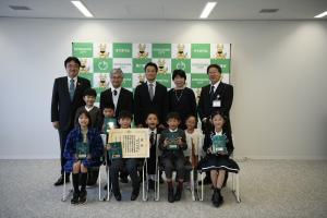調べる学習コンクール受賞者表敬訪問の写真