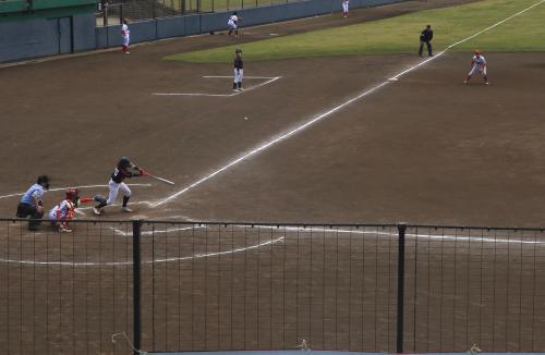 「女子硬式野球」試合行われる