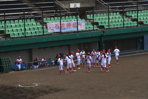 「女子硬式野球」試合行われる