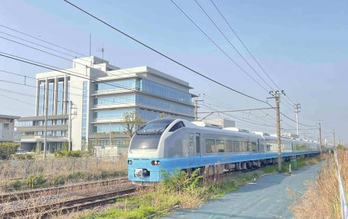 市役所をバックに走る常磐線特急