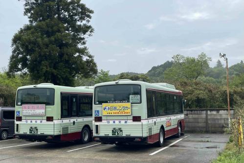 仲良く並ぶ兄弟バス