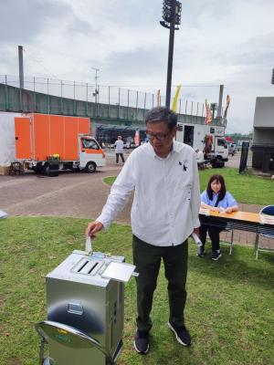 投票箱に投票用紙を入れている写真