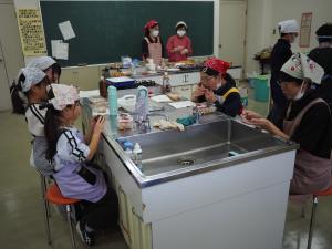 みんなでお菓子を食べる様子