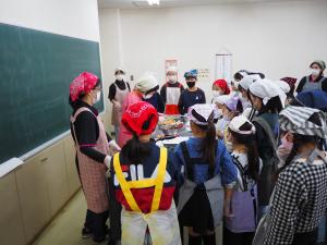 お菓子の作り方を説明する様子２