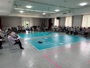 説明を聞いている参加者