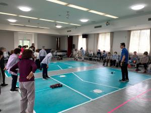 ボッチャを体験している参加者