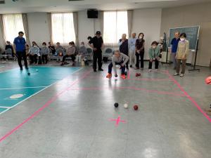 ボッチャを体験している参加者
