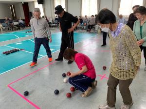 ボッチャを体験している参加者