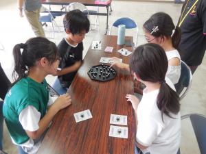 真剣な表情で勝負を楽しむ児童の写真