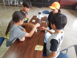 大人と児童が混ざって遊んでいる様子の写真