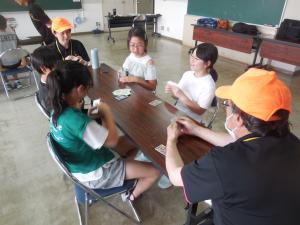 大人と児童が混ざって遊んでいる様子の写真２枚目