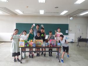 講師と児童の記念写真
