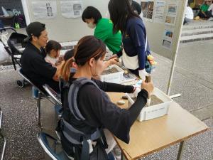 貝輪づくり体験の様子