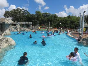 百目木公園プールで遊んでいる人たちの様子