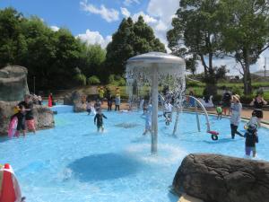 百目木公園プールの遊具の様子