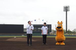 プロ野球イースタンリーグでのあいさつの様子