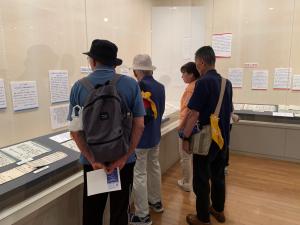 展示物を見学している様子