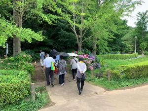 袖ケ浦公園を散策している様子